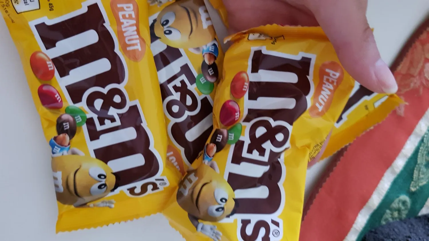 M&M's Peanut confetti cioccolato arachidi 24x45g